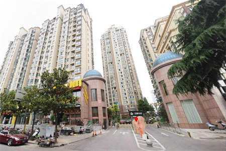 龙城国际，豪装大三室，拎包入住